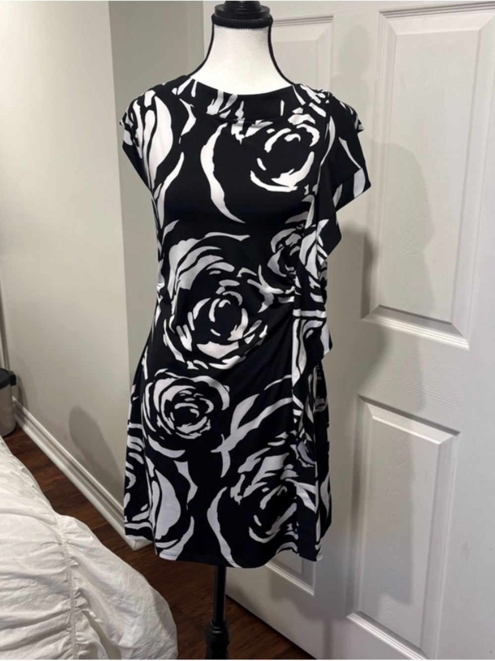 White House Black Market Black & White Floral Sheath Dress Size M